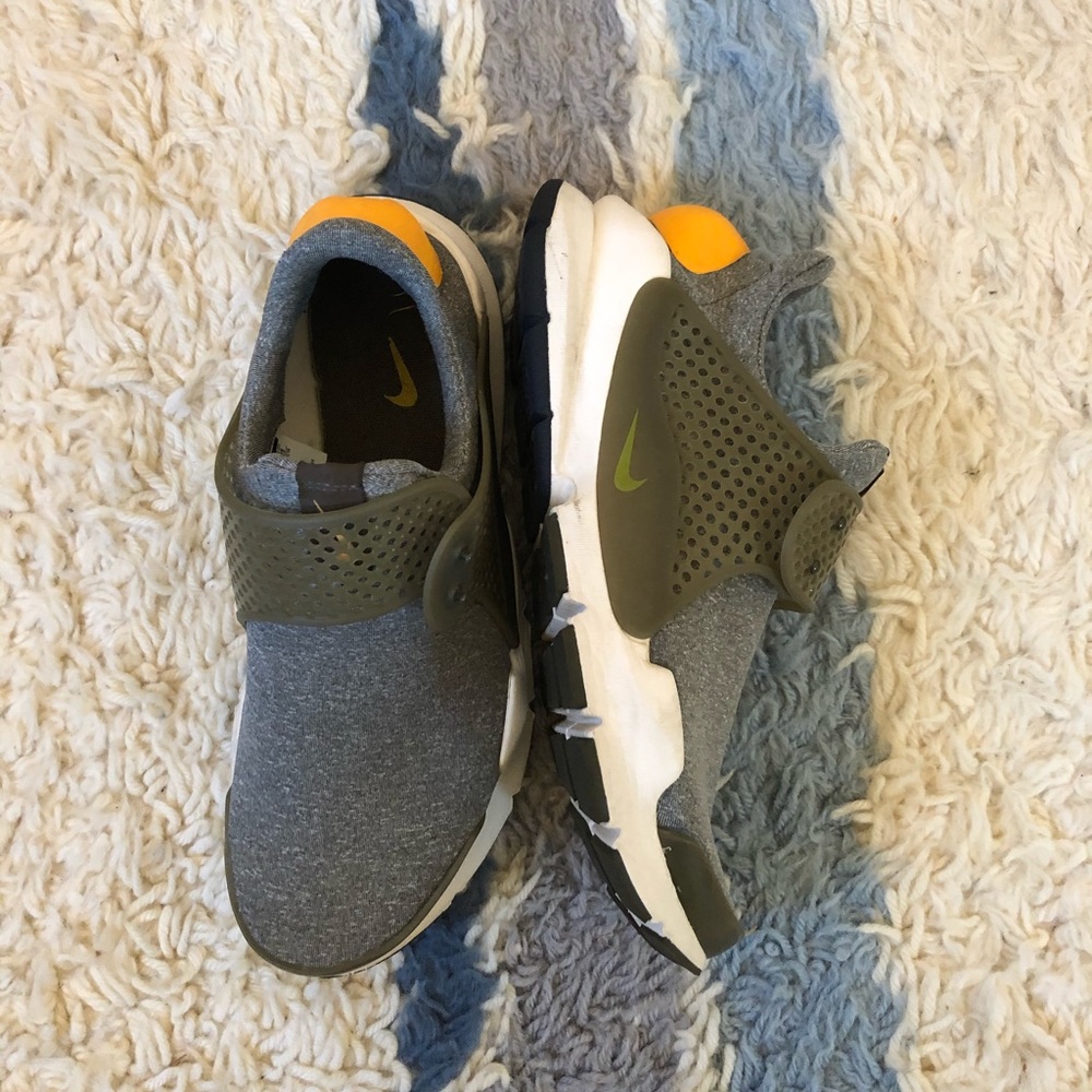 CUTE GREEN BARELY WORN NIKES WOMEN 8